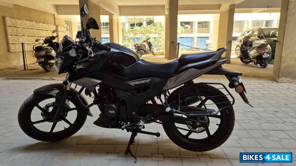 Wicked Black TVS Raider 125