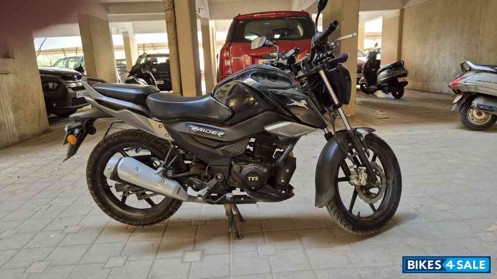 Wicked Black TVS Raider 125