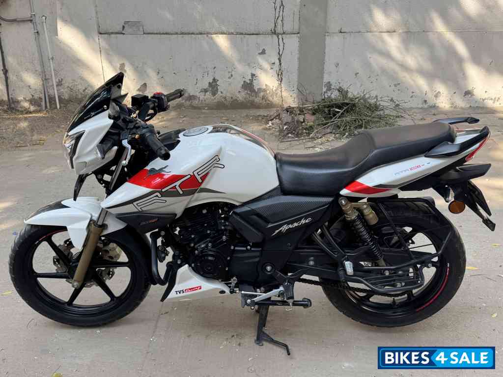 White TVS Apache RTR 180 BS6
