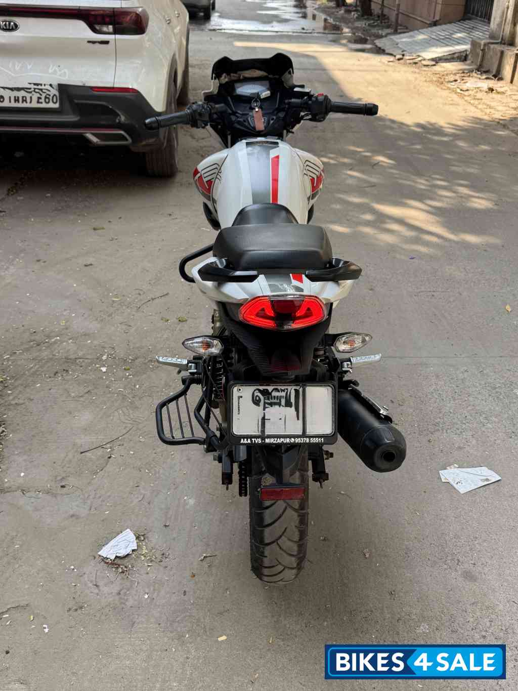 White TVS Apache RTR 180 BS6 White TVS Apache RTR 180 BS6