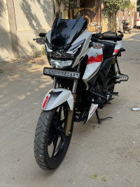 White TVS Apache RTR 180 BS6
