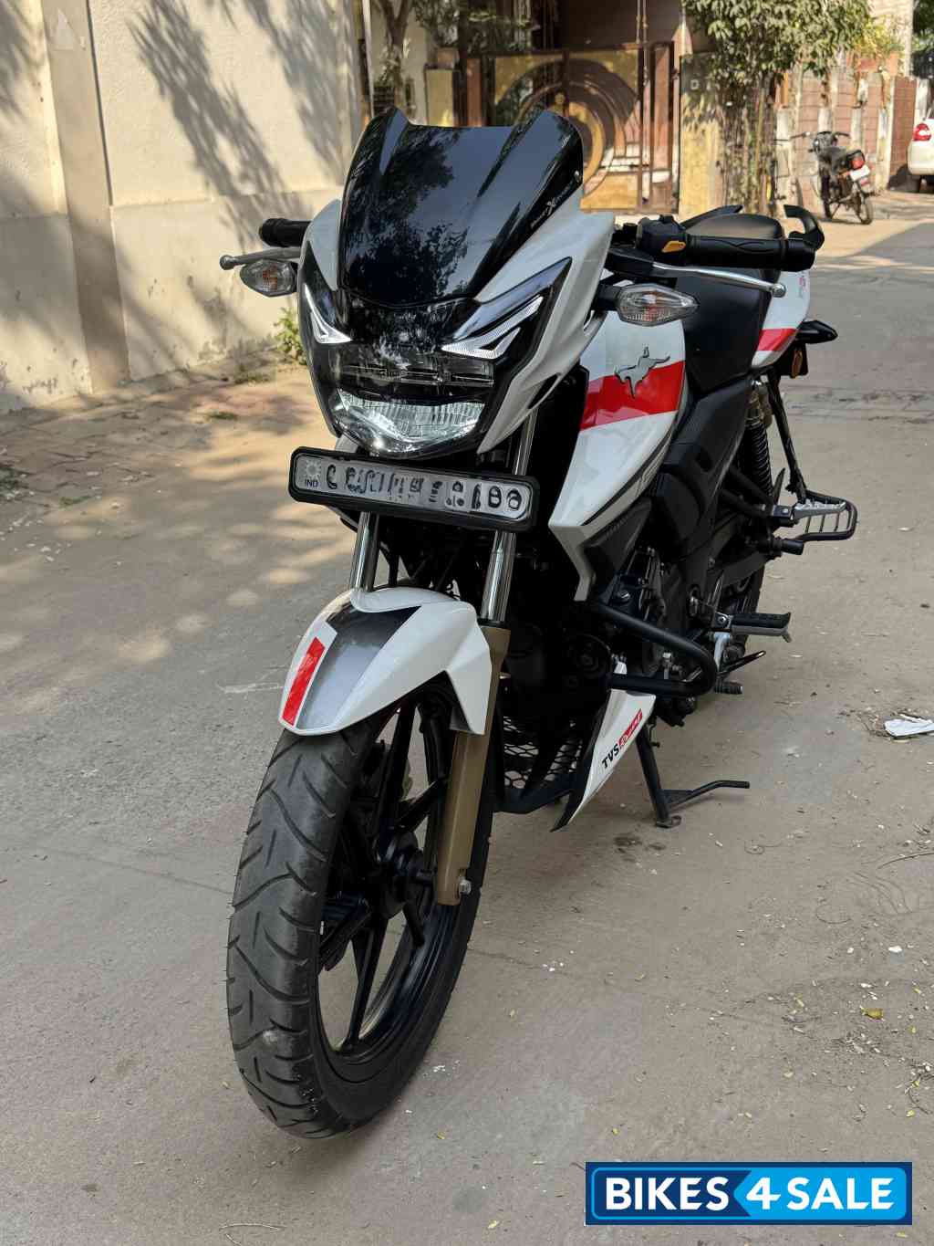 White TVS Apache RTR 180 BS6 White TVS Apache RTR 180 BS6