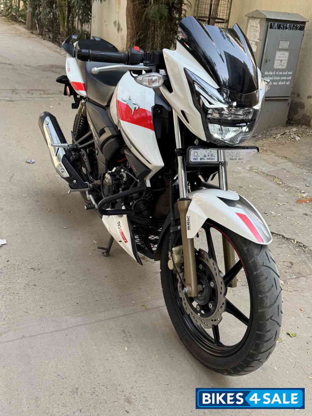 White TVS Apache RTR 180 BS6 White TVS Apache RTR 180 BS6