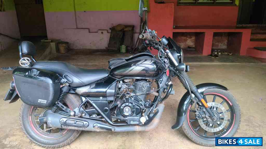 Black Bajaj Avenger Street 160 BS6
