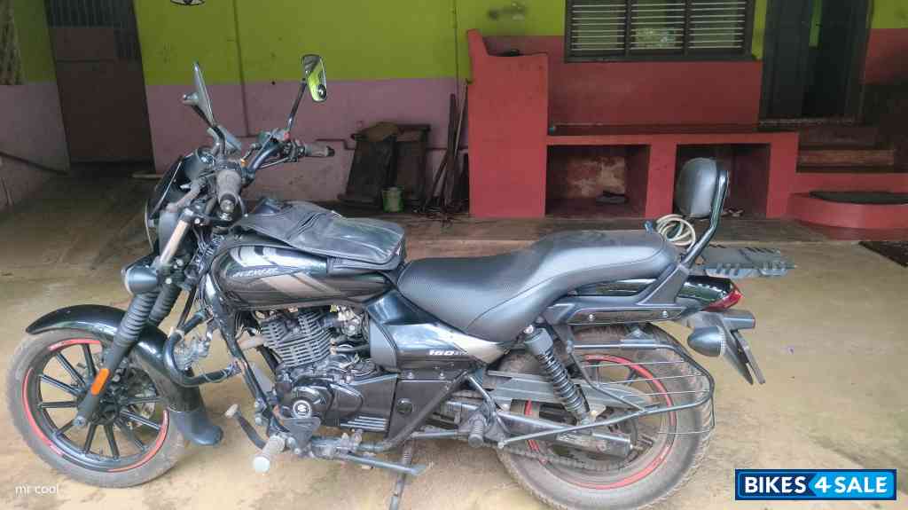 Black Bajaj Avenger Street 160 BS6