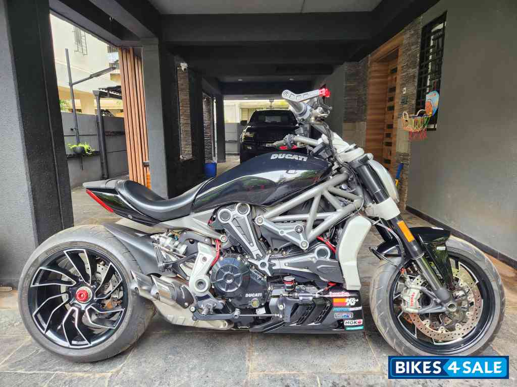 Black Ducati XDiavel S