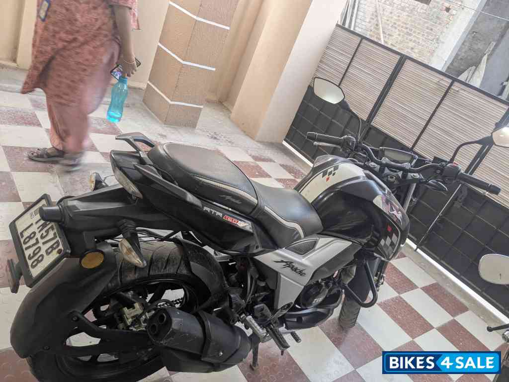 Black TVS Apache RTR 160 4V BS6