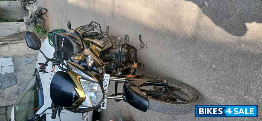 Black Honda Shine Celebration Edition