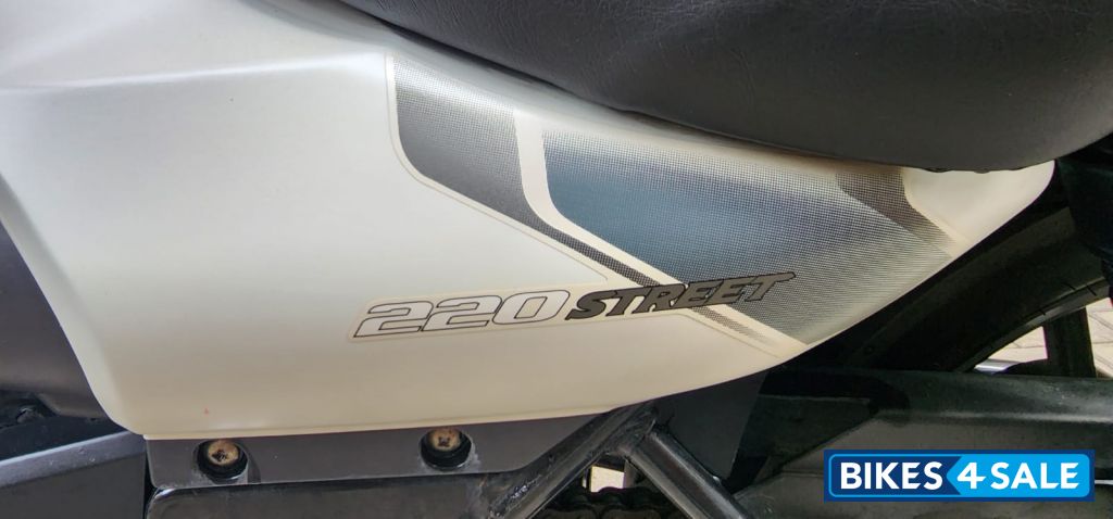 Pearl White Bajaj Avenger Street 220