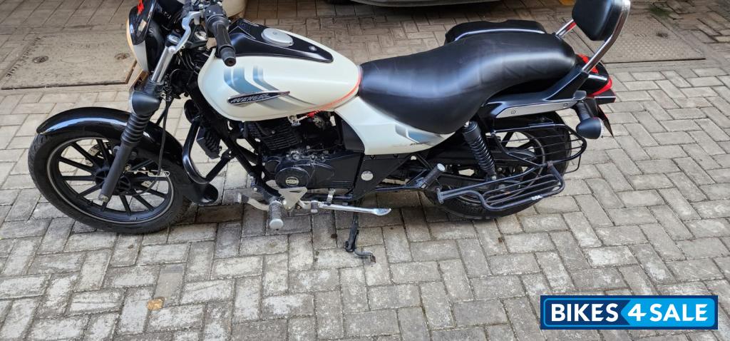 Pearl White Bajaj Avenger Street 220