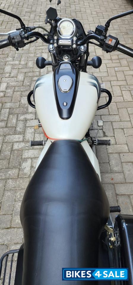 Pearl White Bajaj Avenger Street 220