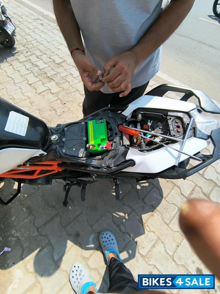 Ceramic White KTM Duke 125 MY21