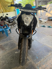 Ceramic White KTM Duke 125 MY21