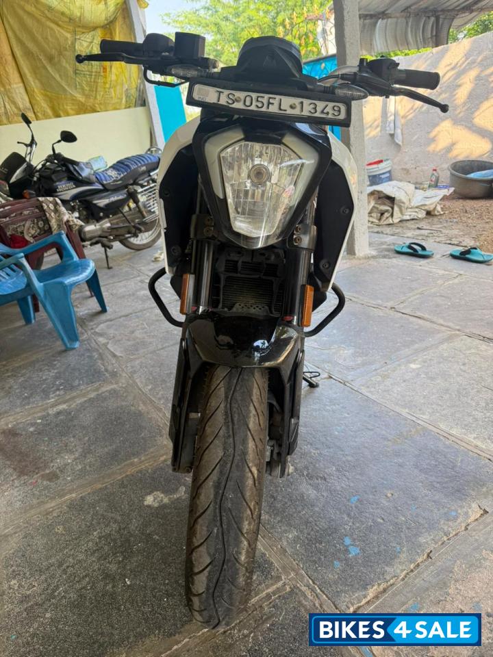 Ceramic White KTM Duke 125 MY21