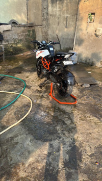 Ceramic White KTM Duke 125 MY21