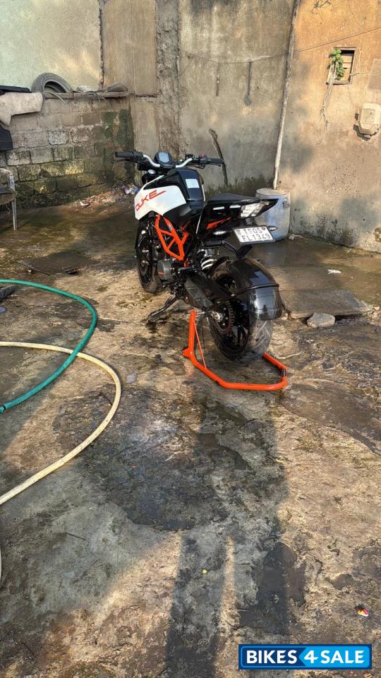 Ceramic White KTM Duke 125 MY21