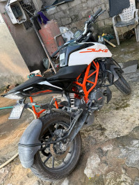 Ceramic White KTM Duke 125 MY21