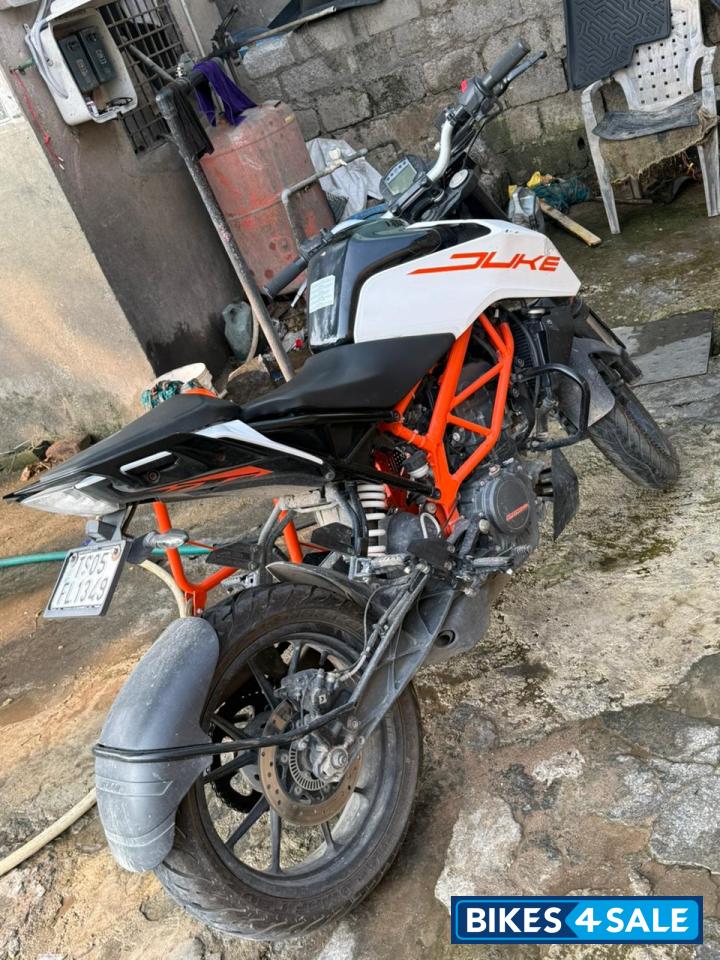 Ceramic White KTM Duke 125 MY21