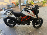 Ceramic White KTM Duke 125 MY21