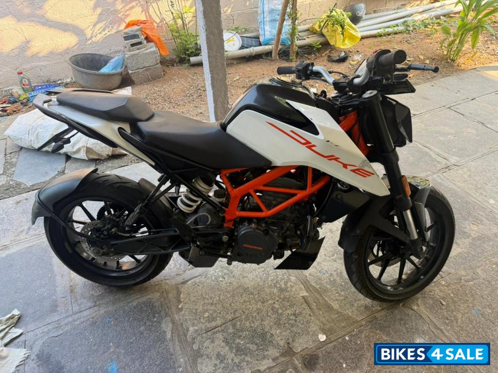Ceramic White KTM Duke 125 MY21