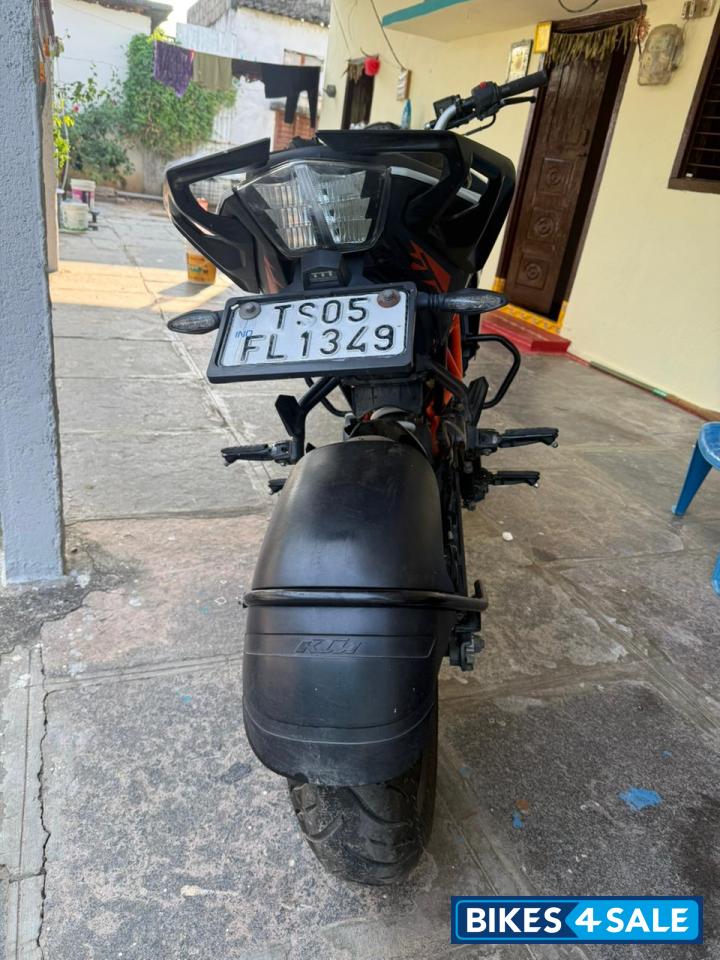 Ceramic White KTM Duke 125 MY21