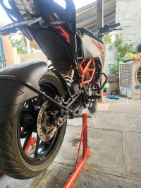 Ceramic White KTM Duke 125 MY21