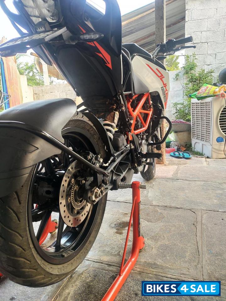 Ceramic White KTM Duke 125 MY21