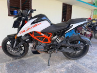 Ceramic White KTM Duke 125 MY21