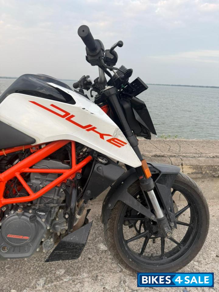 Ceramic White KTM Duke 125 MY21