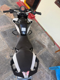 Ceramic White KTM Duke 125 MY21