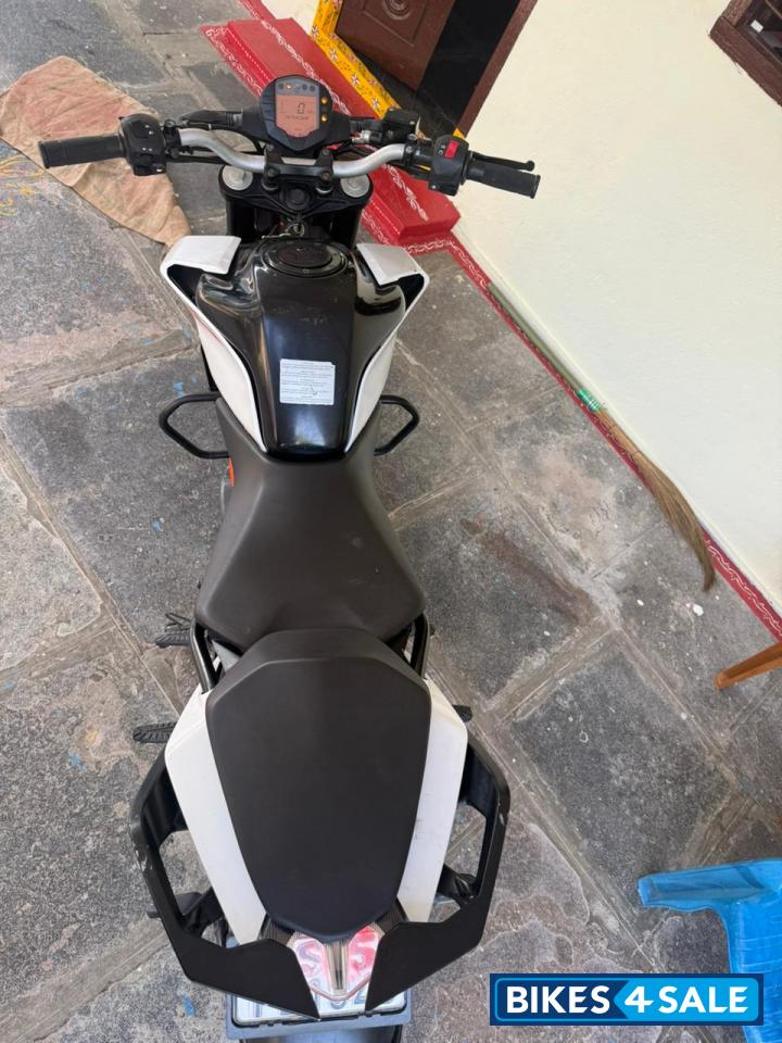 Ceramic White KTM Duke 125 MY21