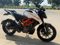 Ceramic White KTM Duke 125 MY21