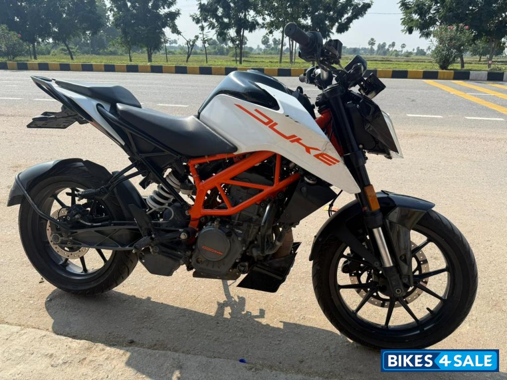 Ceramic White KTM Duke 125 MY21