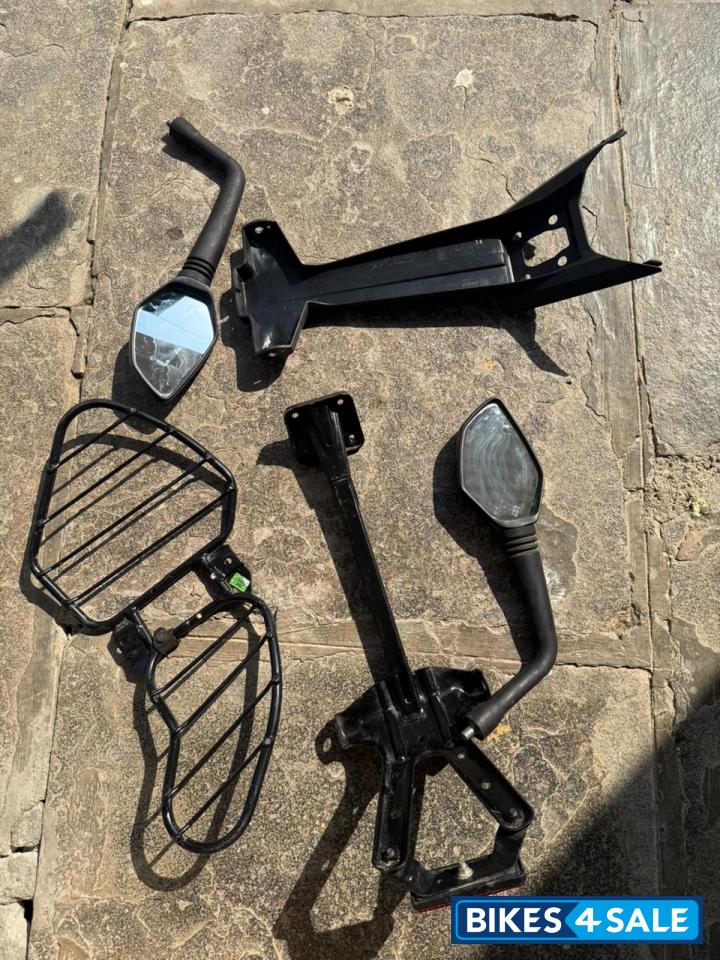 Ceramic White KTM Duke 125 MY21