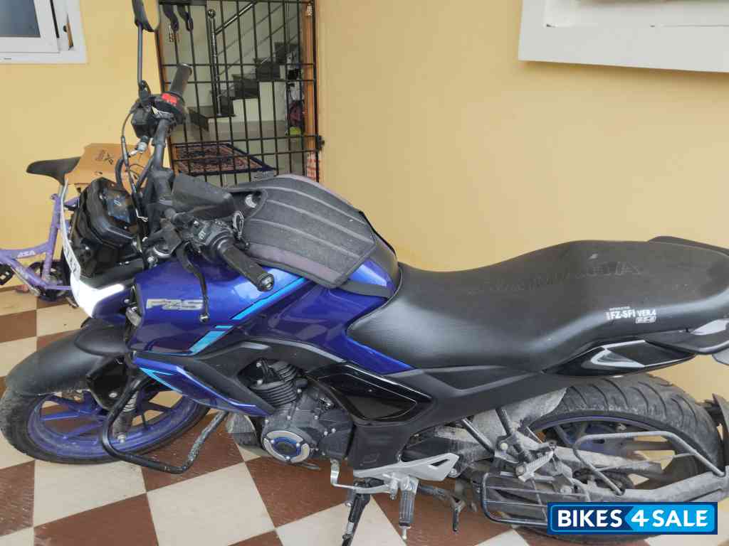 Blue Yamaha FZ-S FI Hybrid