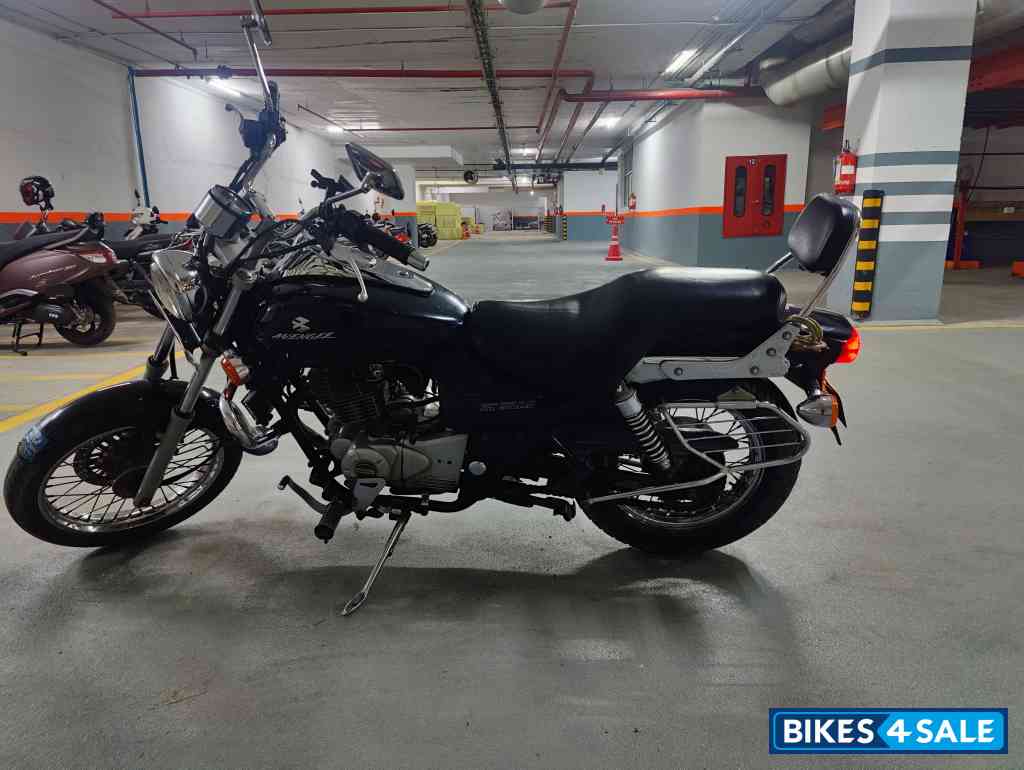 Black Bajaj Avenger 220 DTS-i