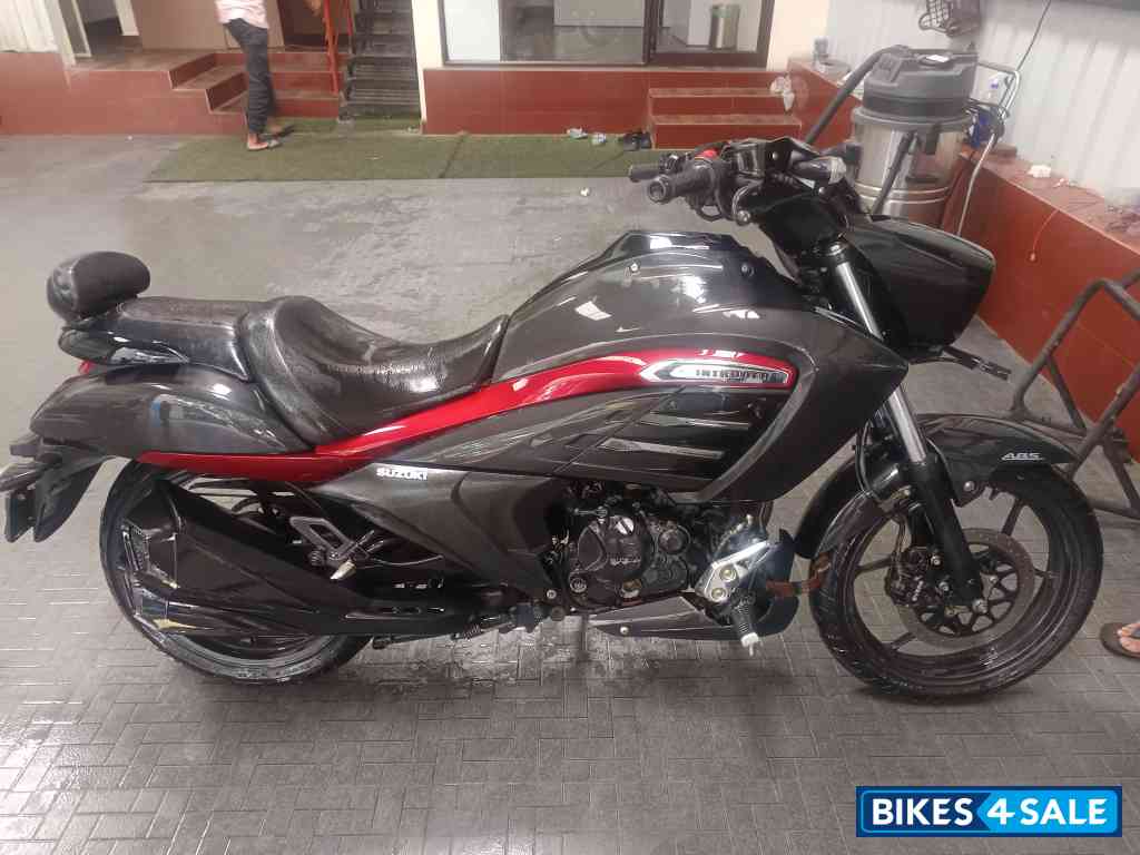 Black Suzuki Intruder 150 FI