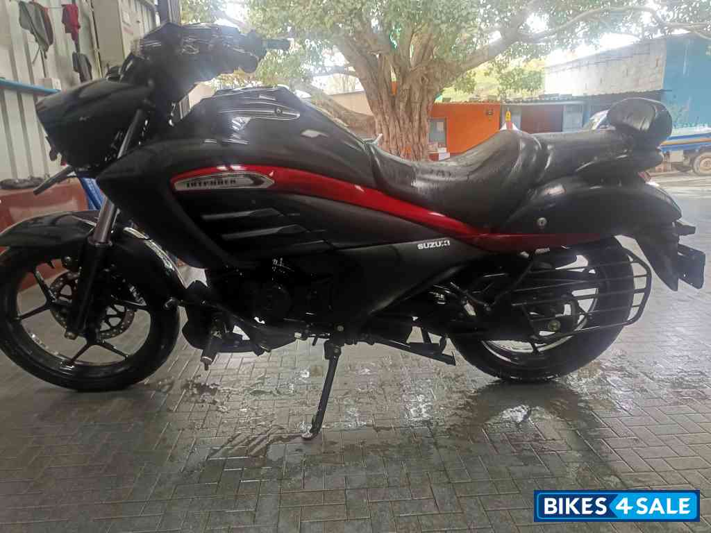Black Suzuki Intruder 150 FI