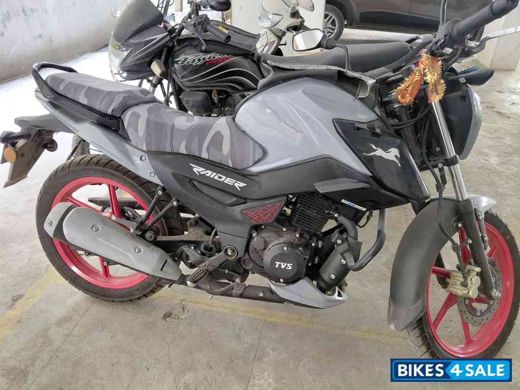 Gray TVS Raider iGO