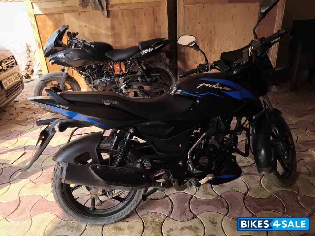 Blue Bajaj Pulsar 125 Carbon Fibre Disc Single Seat