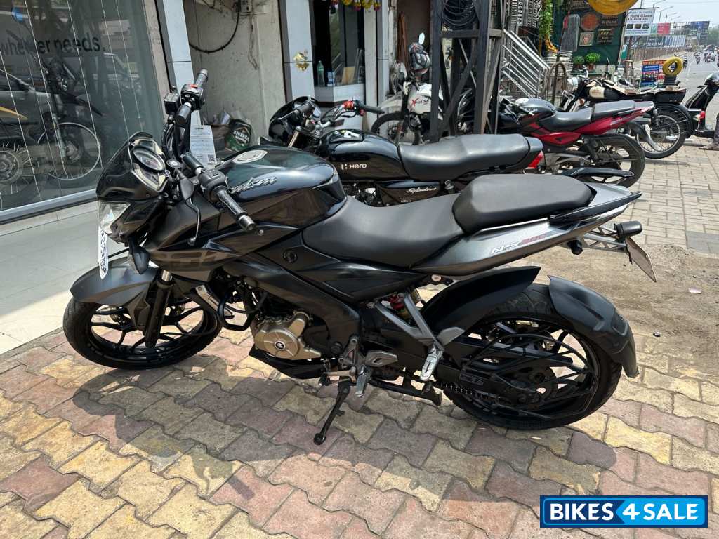 Black Bajaj Pulsar 200 NS