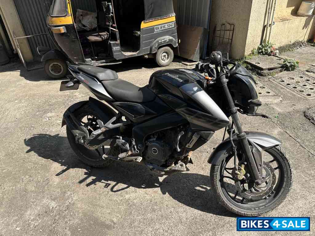 Black Bajaj Pulsar 200 NS