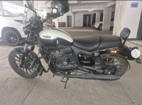 Yezdi Roadster Dual Tone