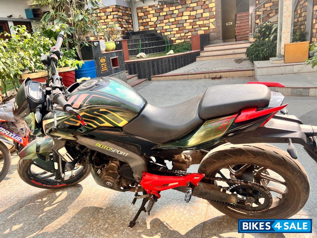 Custom Painted Bajaj Dominar 400