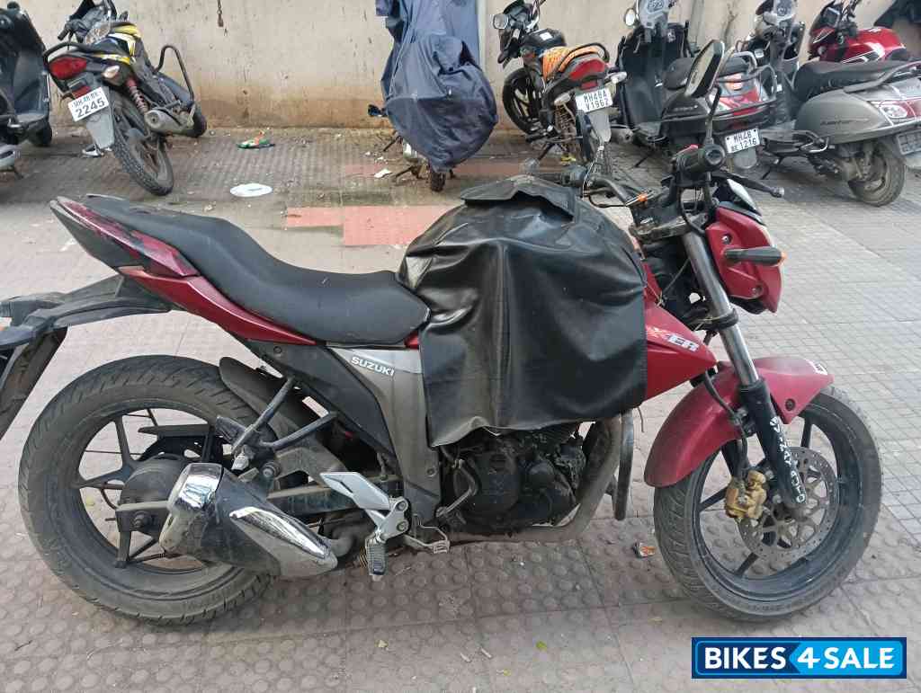 Red Suzuki Gixxer 150