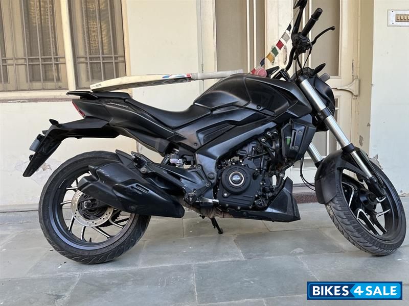 Black Bajaj Dominar 400