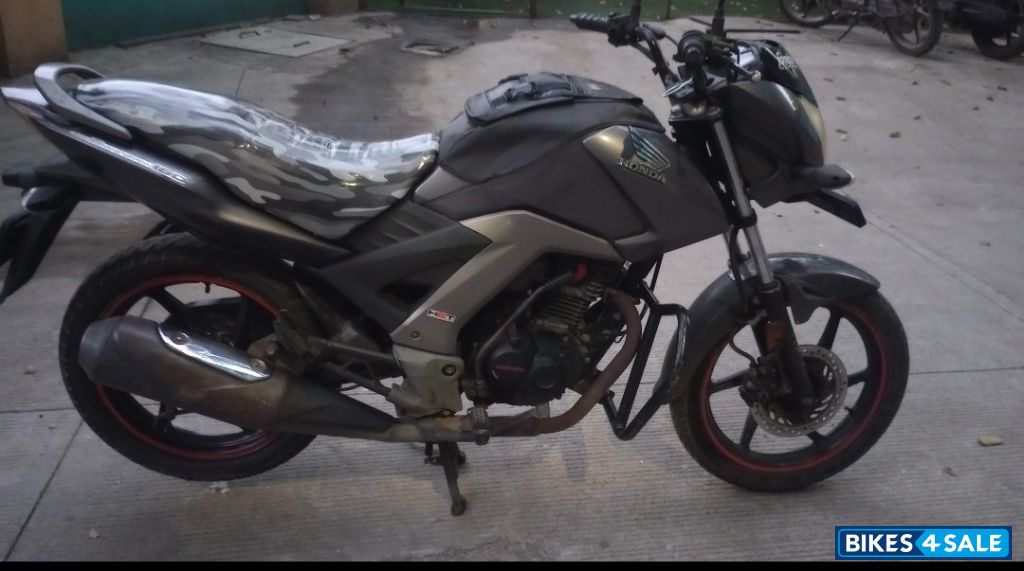 Gray Honda CB Unicorn 160