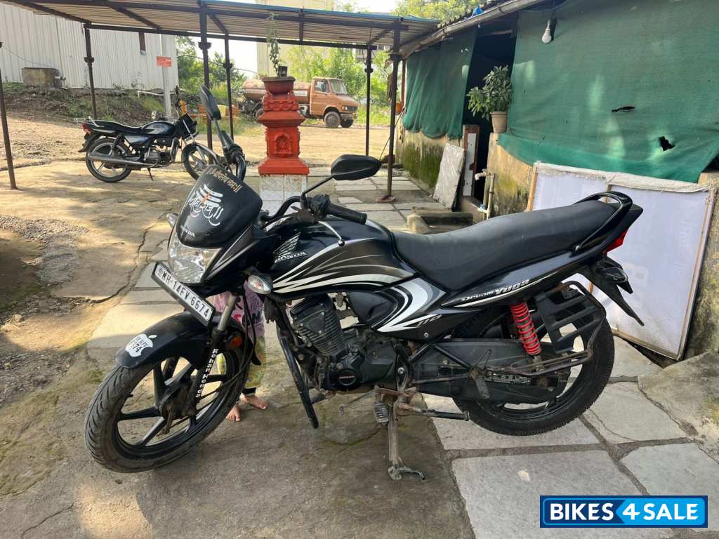 Black Honda Dream Yuga