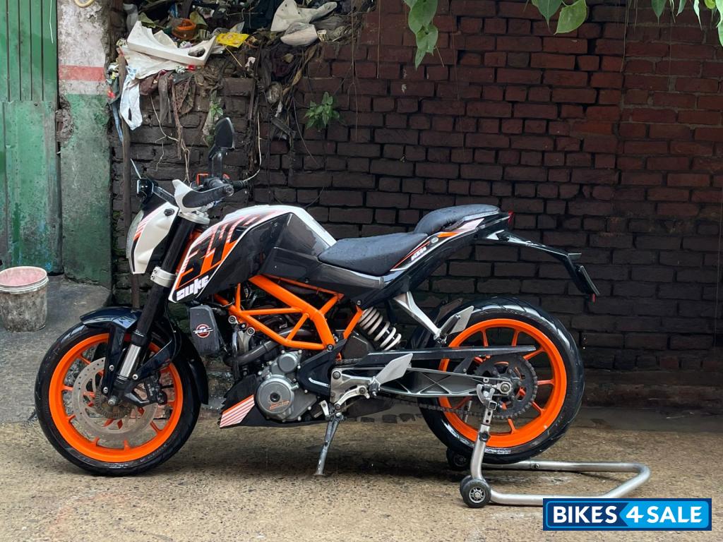 White KTM Duke 390 White KTM Duke 390