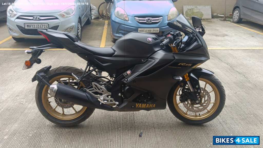 Dark Knight Yamaha R15 V4